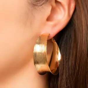 Women's Fashion Accessories Gold Statement Earrings - New European-American Temperament Metal Earrings with Exaggerated Delicate 3D Pendants, Ideal for Party Gifts
