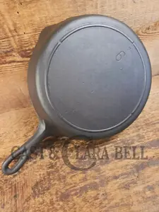 Gorgeous Mid 1900's Lodge #6 Skillet with Three Notch Heat Ring with "7 and 5" makers mark. Perfect for saute & sides
