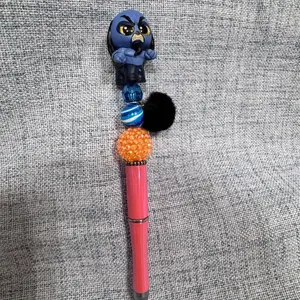 Doorables Beaded Pen with Colorful Beads, Includes Blue Bead and Black Feather Accent, Pink Handle