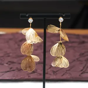European and American style metal leaf earrings, elegant and sophisticated, long tassel earrings, new popular exaggerated fish tail ear accessories