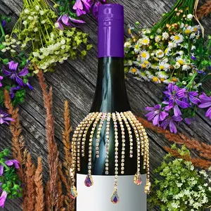 An elegant crystal wine bottle hanging ornament, wine bottle cap tassel, wedding engagement table decoration, metallic-finish tabletop decor featuring teardrop shapes and bead accents—perfect for Christmas, Valentine’s Day, Thanksgiving, and New Year—idea