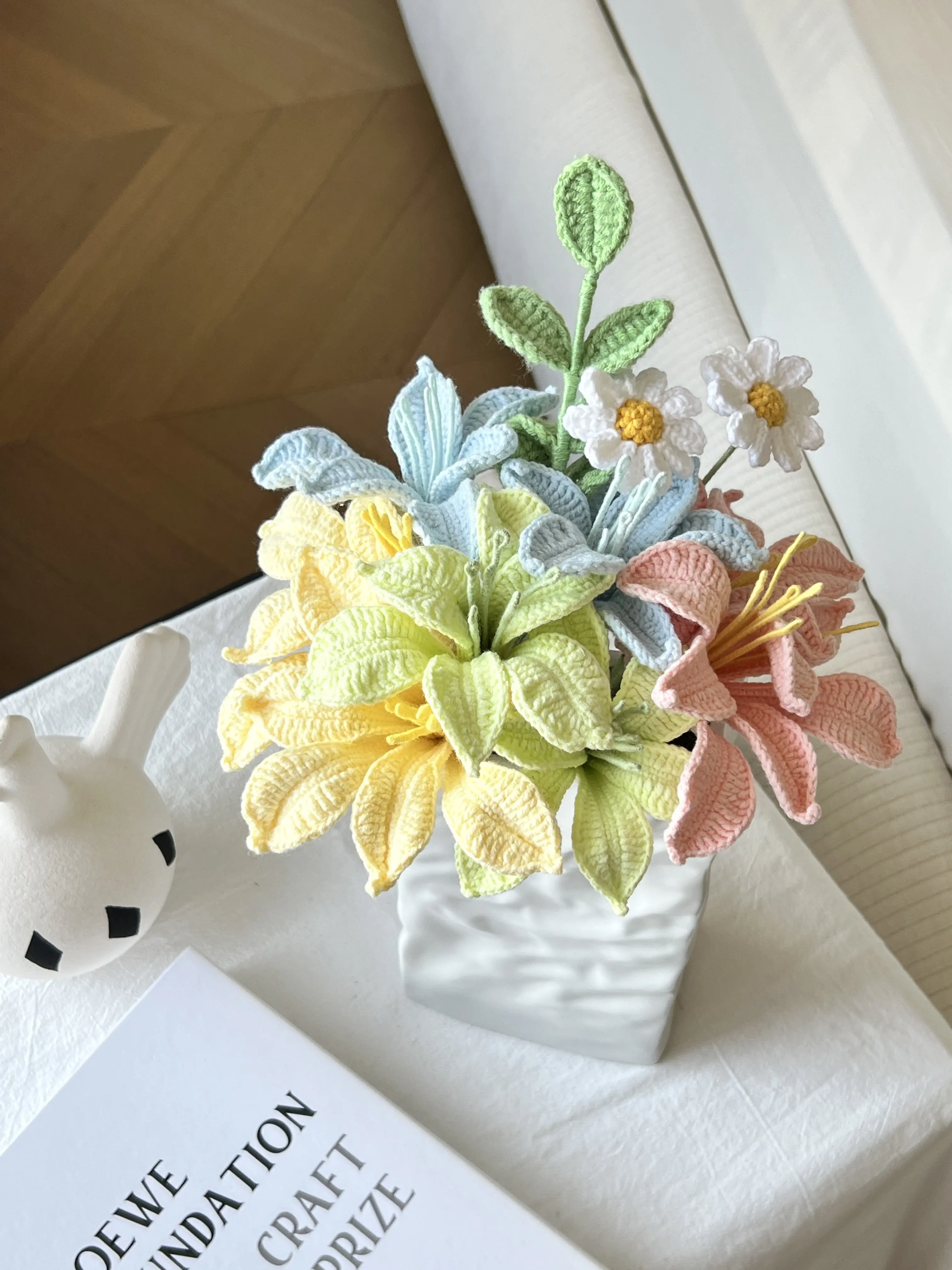 8-Piece Handmade Premium Combed Cotton Yarn Crochet Knitted Decorative Artificial Flower Bouquet - Loop & Bloom Alstroemeria with Mixed Daisies Set, No Vase, Includes Card, Mother's Day Gift for Mom, Home Decor Supplies, Father's Day Indoor Decor