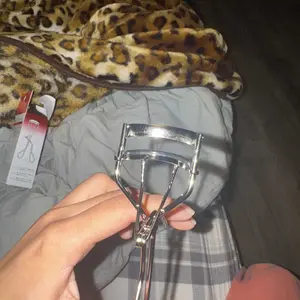 Shiseido 213 Eyelash Curler for Enhanced Beauty w/ ONE Refill Rubber Pad - Premium Quality - Makeup, Cosmetic Durable Silicone