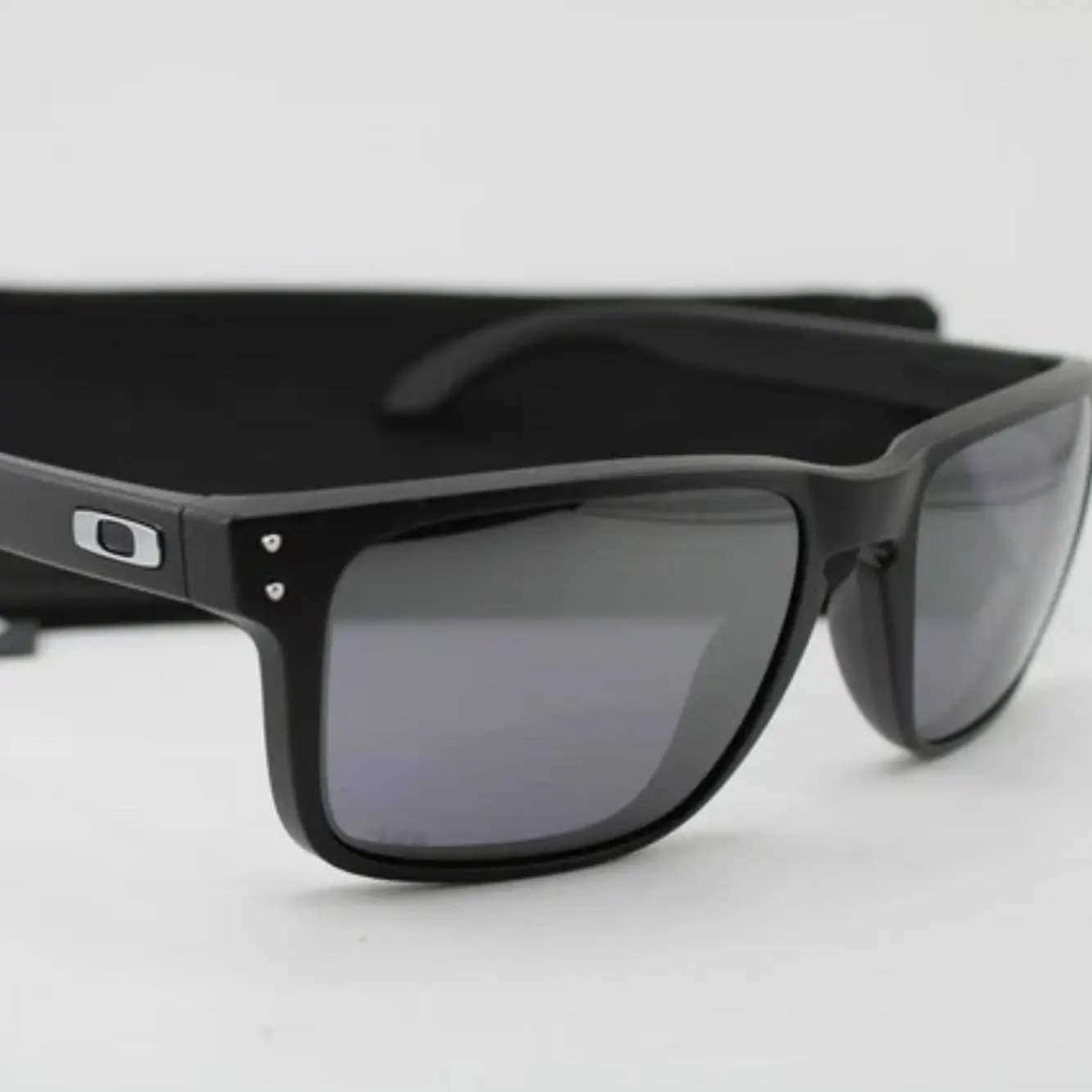 Men's UV400 Polarized Sunglasses Silver-Mirrored Lenses Anti-Glare Shades for Beach Boating & Daily Wear