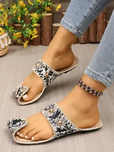 Summer Snake Print Rivet Flat Sandals for Women, Fashion Open Toe Thong Slippers, Comfortable Home Shoes, Daily Wear Casual Footwear