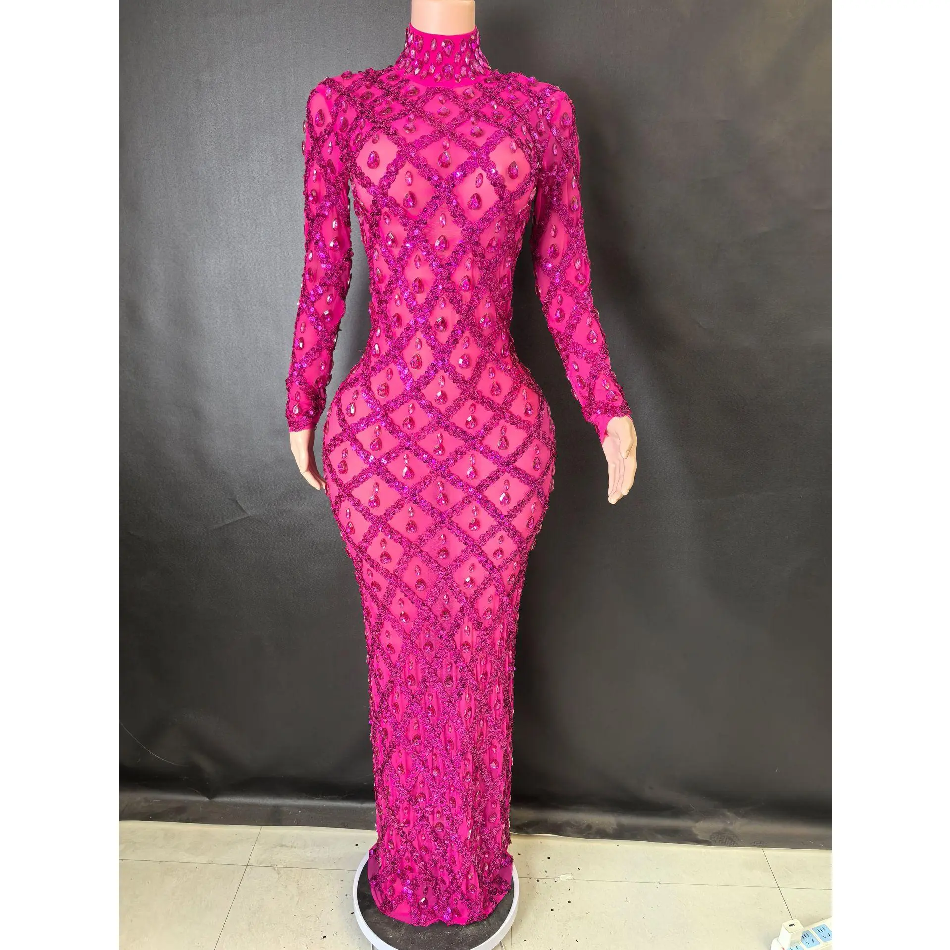 Long sleeved rose red long model