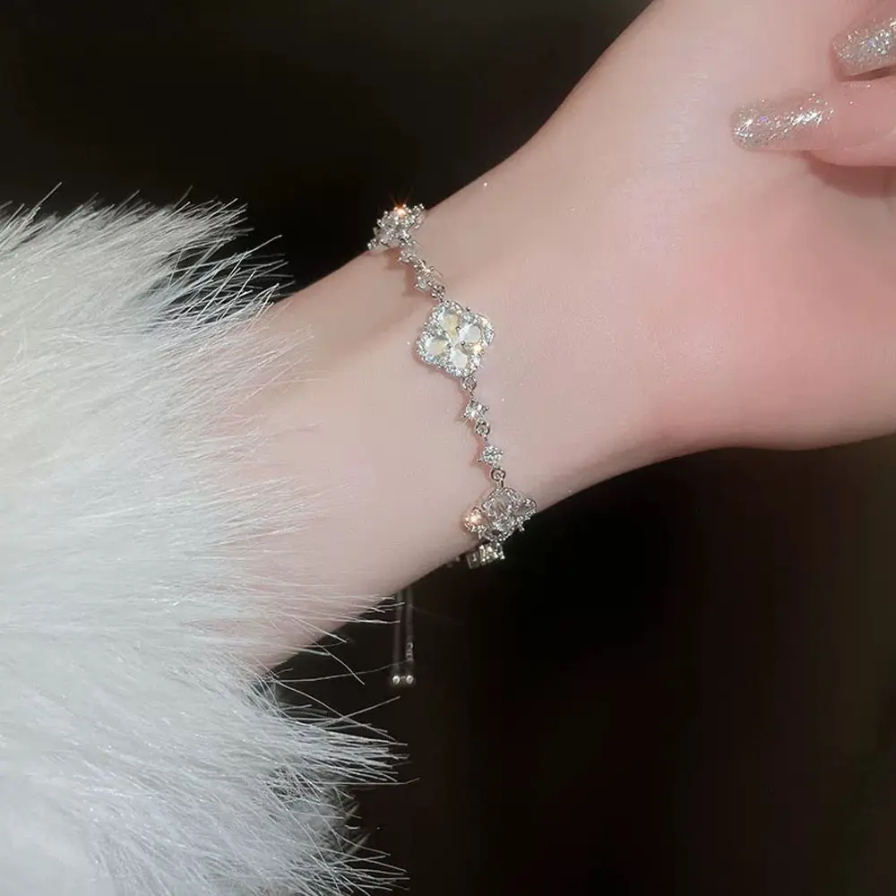 2026 New Light Luxury Imitation Shell  Four-leaf Clover Hollow Adjustable Bracelet Advanced Temperament Charm Bracelet Elegant Jewelry for Women