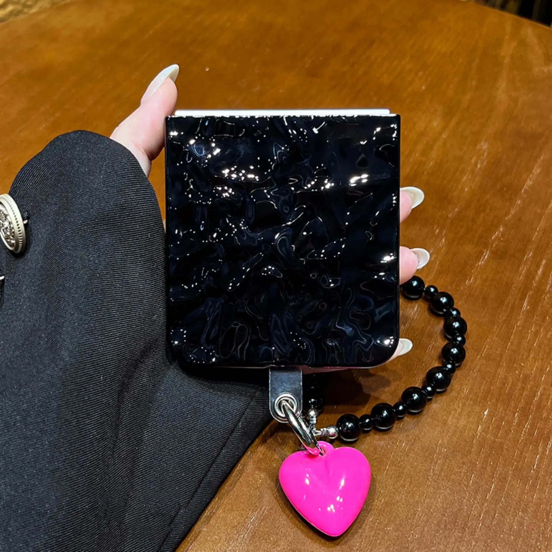 Luxury Black Folds Rose Red Love Heart Beads Chain Phone Case for Samsung Galaxy Flip7 flip7 Zflip6 5 Zflip5 flip6 flip5 Cover