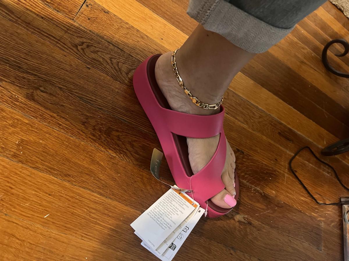 Item: Dragon Fruit, Womens 8