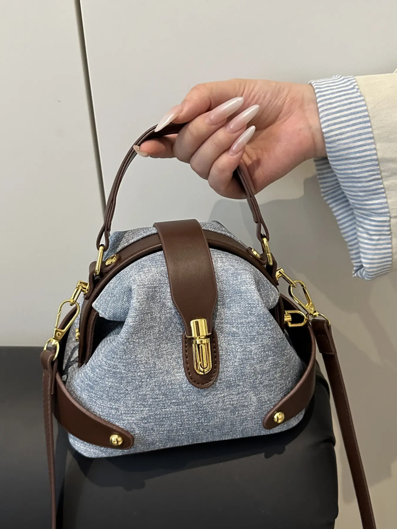 Light-colored retro gold buckle semi-circular shoulder bag, niche design is fashionable, simple, casual and versatile shoulder bag, and exquisite personality can be used for daily commuting, shopping and dating.