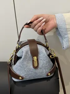 Light-colored retro gold buckle semi-circular shoulder bag, niche design is fashionable, simple, casual and versatile shoulder bag, and exquisite personality can be used for daily commuting, shopping and dating.