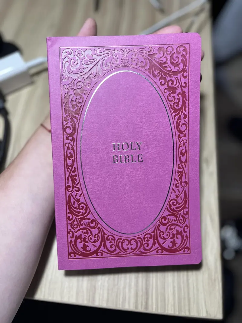 NKJV, Holy Bible, Soft Touch Edition, Leathersoft, Pink, Comfort Print: Holy Bible, New King James Version Imitation Leather