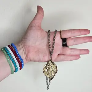 🍃 Collar ZAFIRA – Hoja Dorada con Cadena Plateada de Acero Inoxidable