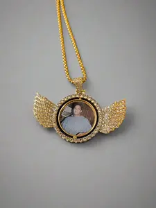 Memorial chain with and without wings