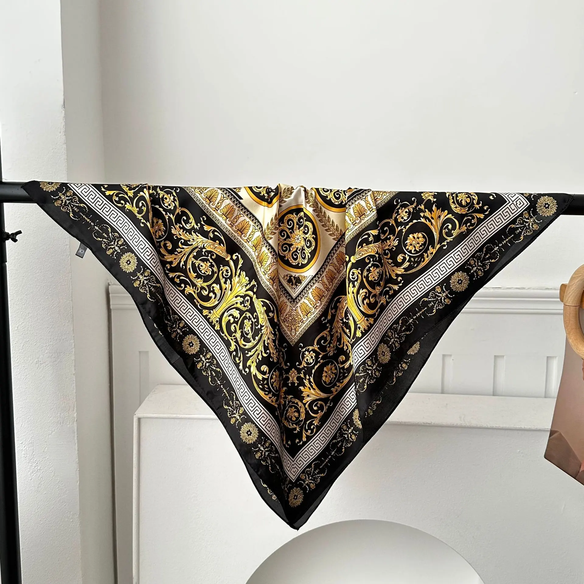 Round decoration with golden ears and le