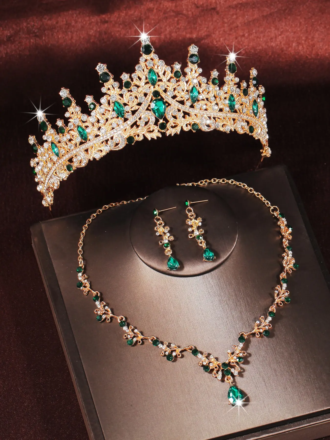 A set of women's gold wedding fashionable jewelry bridal accessories elegant Crown Tiara crown design classic green diamond crown with necklace and earrings 4-piece set wedding dress accessories are also suitable for wedding parties and gatherings