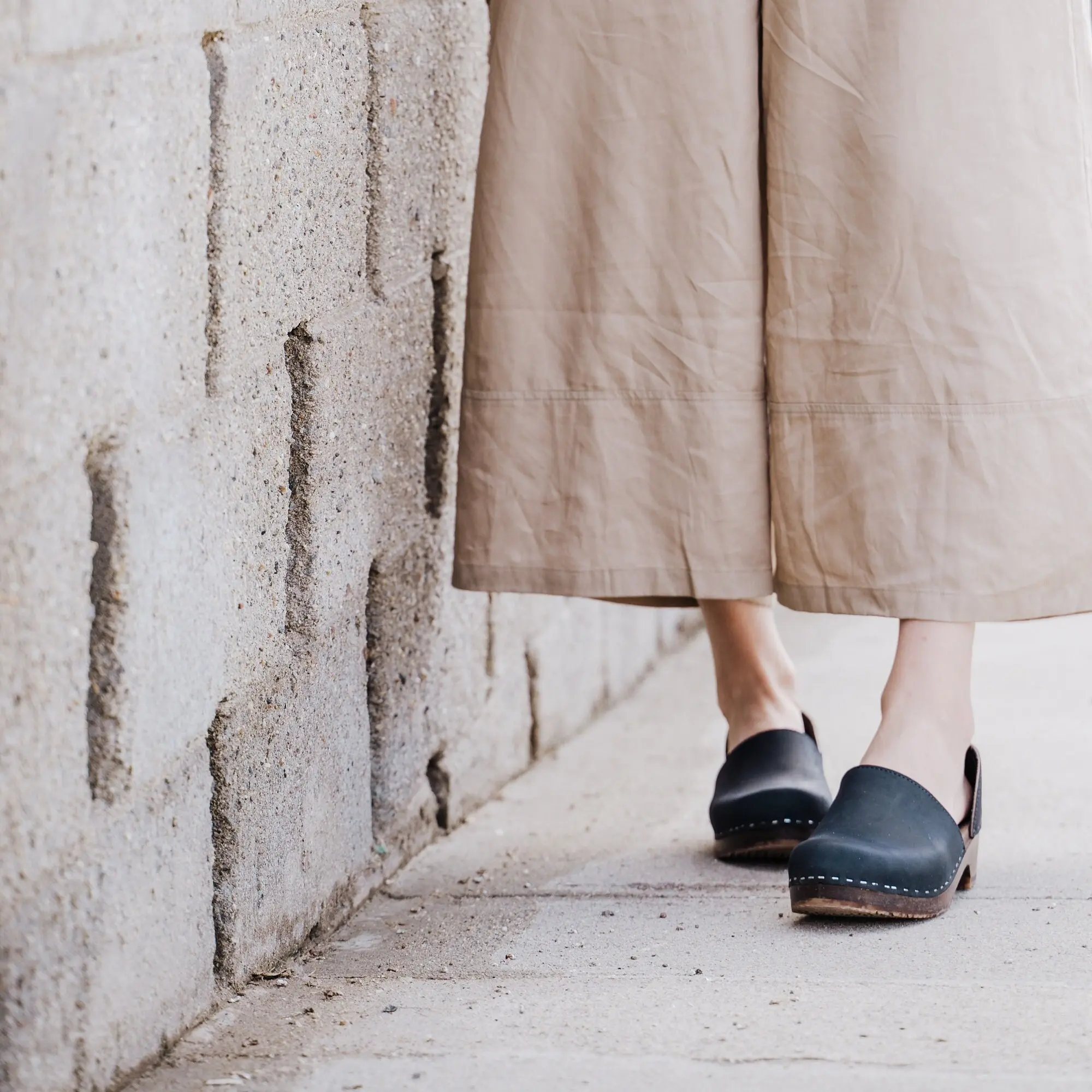 Black Closed Back Clogs for Women / Low Wooden Heel / Nubuck Leather / Swedish / Brett Low