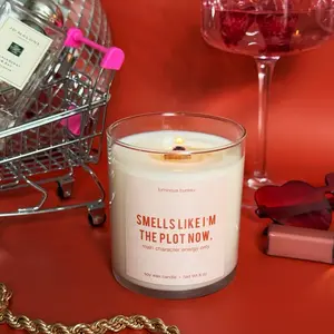 Smells Like I’m The Plot Now Candle – Main Character Energy – Motivational Soy Candle – Funny Affirmation Gift – 8 oz Wooden Wick