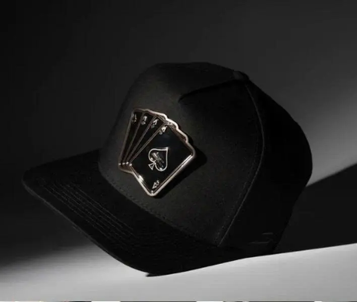 Poker Card Snapback Hat Black Adjustable Baseball Cap Metal Playing Card Logo Unisex Streetwear Flat Bill Cotton Hip Hop Fashion Cap for Men Women Outdoor Casual Hat