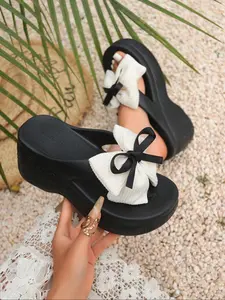 Women's new summer casual comfortable flip-flops, new thick-soled height-increasing sandals, with bow decoration, fashionable, cute, simple and casual, suitable for beach walks and seaside vacations.