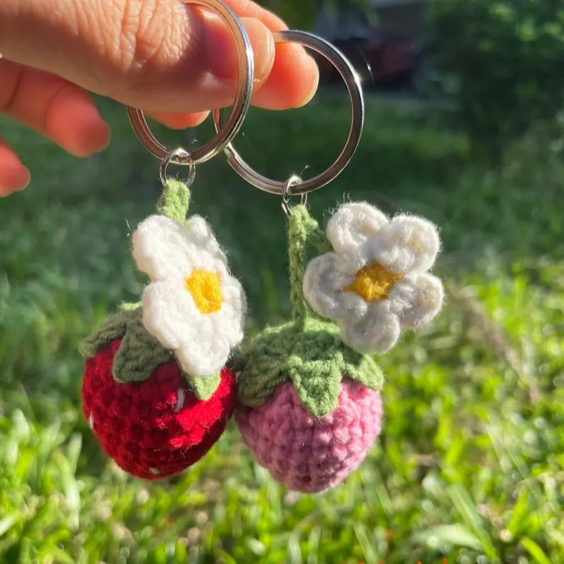 Crochet strawberry, strawberry keychain, daisy flower keychain, bag charm, bag decoration, bag pendant, keychain, cute gifts