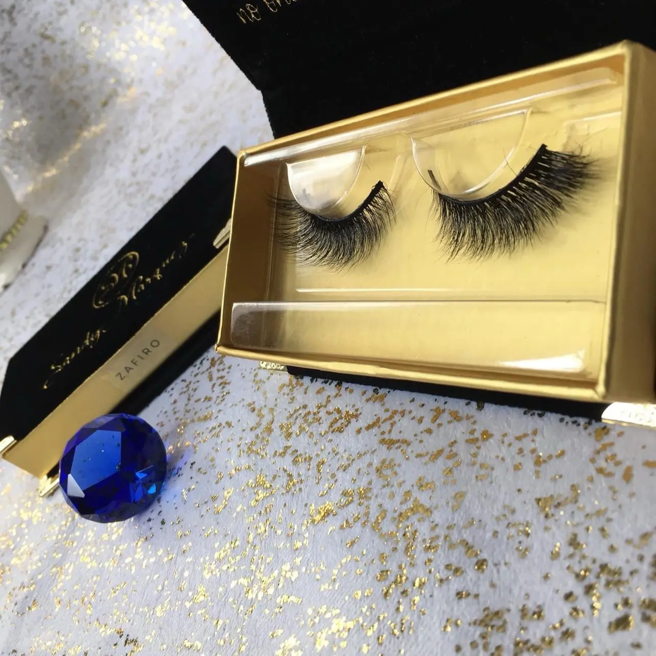 Eyelashes Be A Gem - ZAFIRO Elegancia, glamour y sin crueldad animal. Diseño 3D adaptable, durabilidad y comodidad garantizadas. ¡Brilla con nuestras pestañas ZAFIRO! Eyelashes
