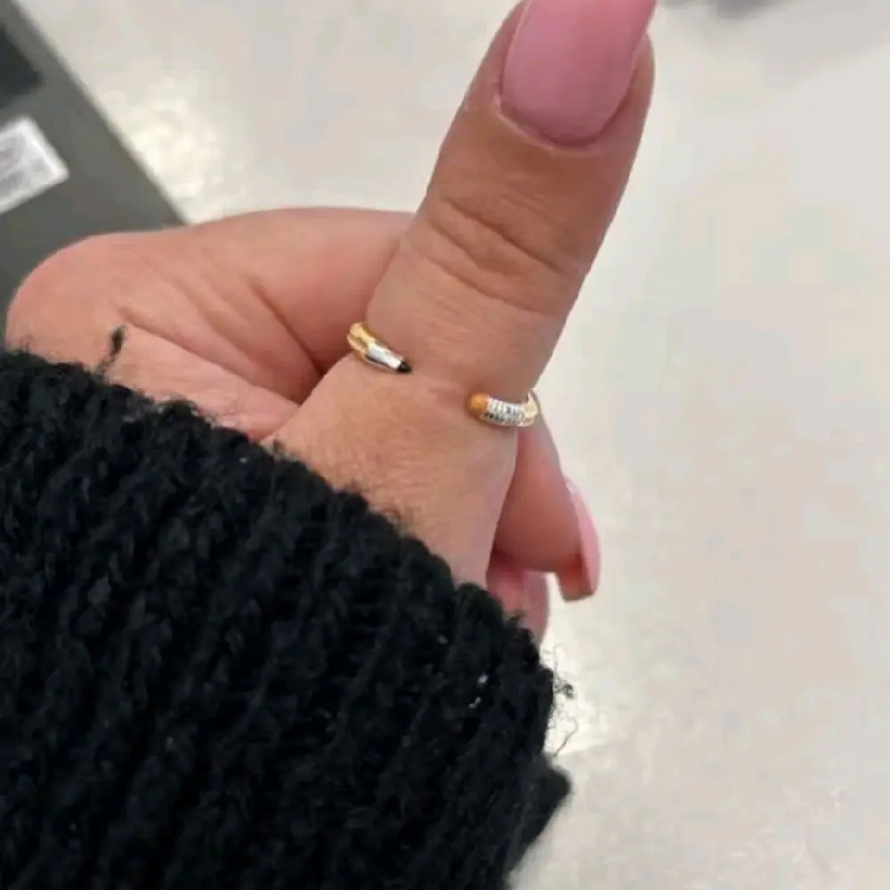 Women's Fashionable Knuckle Pencil Style Ring - Plain Design, Rhinestone Accent, Metal Coating, Fashionable and Statement-Making Female Costume Jewelry for Unique Jewelry Appreciators & Gift Idea, Bold Statement Piece