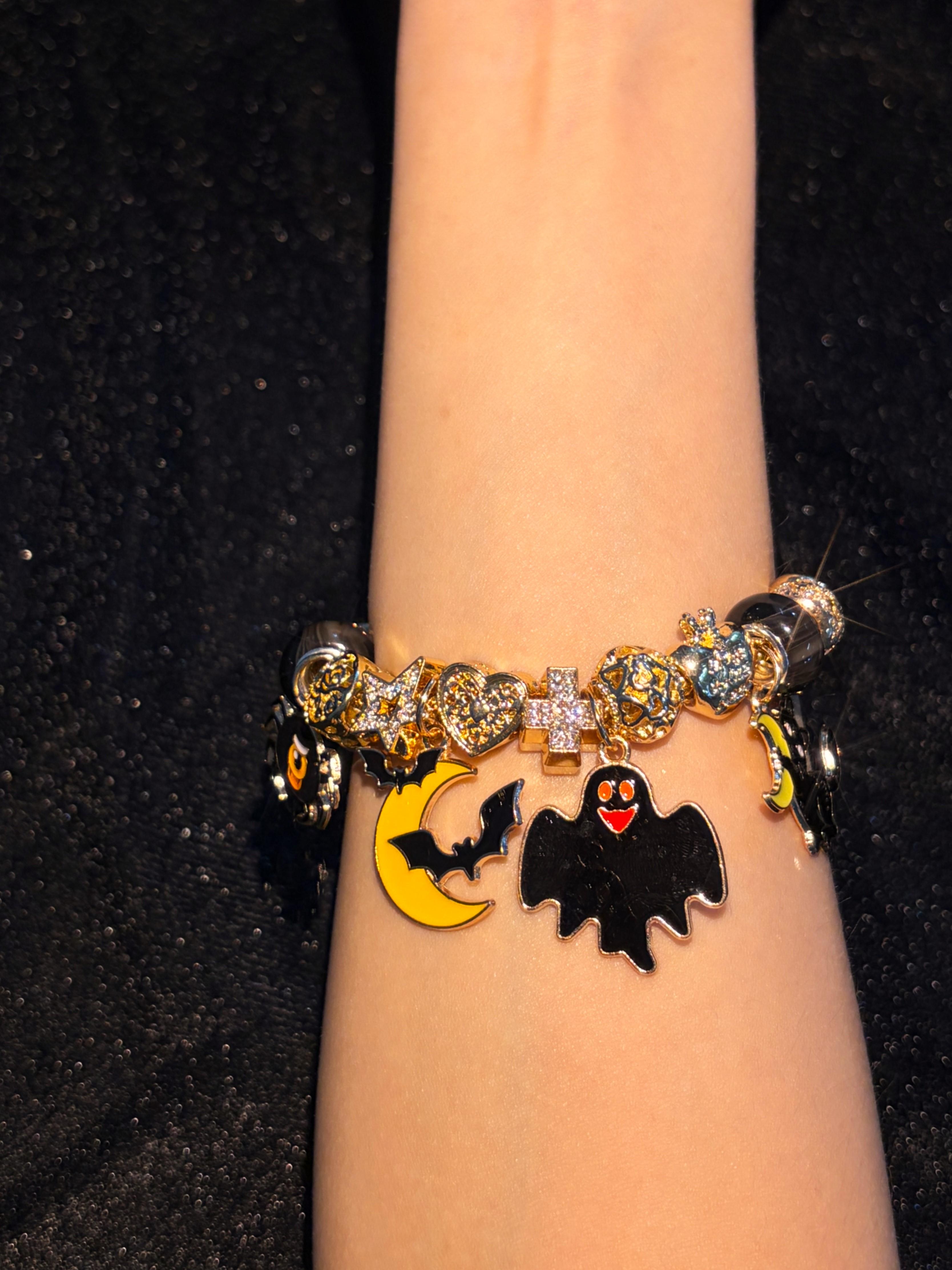 Gold Tone Halloween Beaded Charm Bracelet、Spider、Ghost、Bat Moon、Black Cat Charms Bracelet、Enamel Pendant Bracelet、Holiday Party Layered Fashion Jewelry for Women Girls