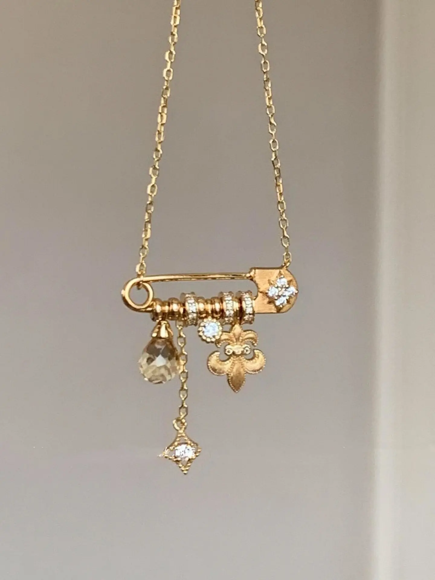 Elegant Iris Flower Starburst Crystal Pin Flower Pendant Necklace, New 2026 Luxurious Vintage Collarbone Chain Jewelry, Casual All Seasons Accessory, Fashion Necklace, Chain Necklaces, Clavicular Necklace