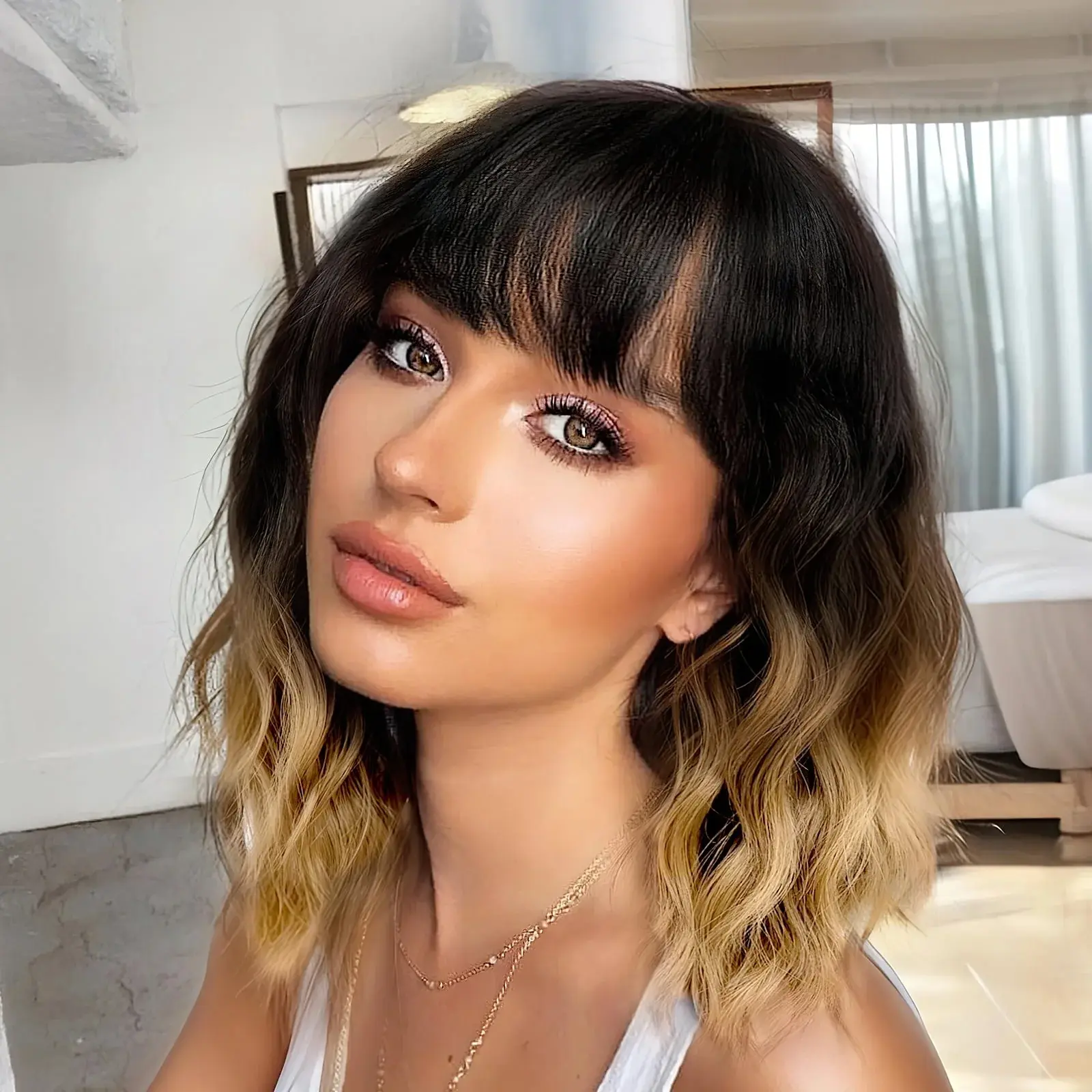 16 Short Bob Wigs for Women, Shoulder Length Natural Wavy Wig with Bangs, Charming Synthetic Wefted Caps, for Daily Party, Black to Golden, 1pack