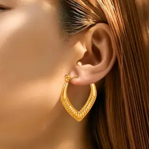 Pendientes básicos de Acero Inoxidable 304 con diseño geométrico irregular de oro y galvanoplastia al vacío.