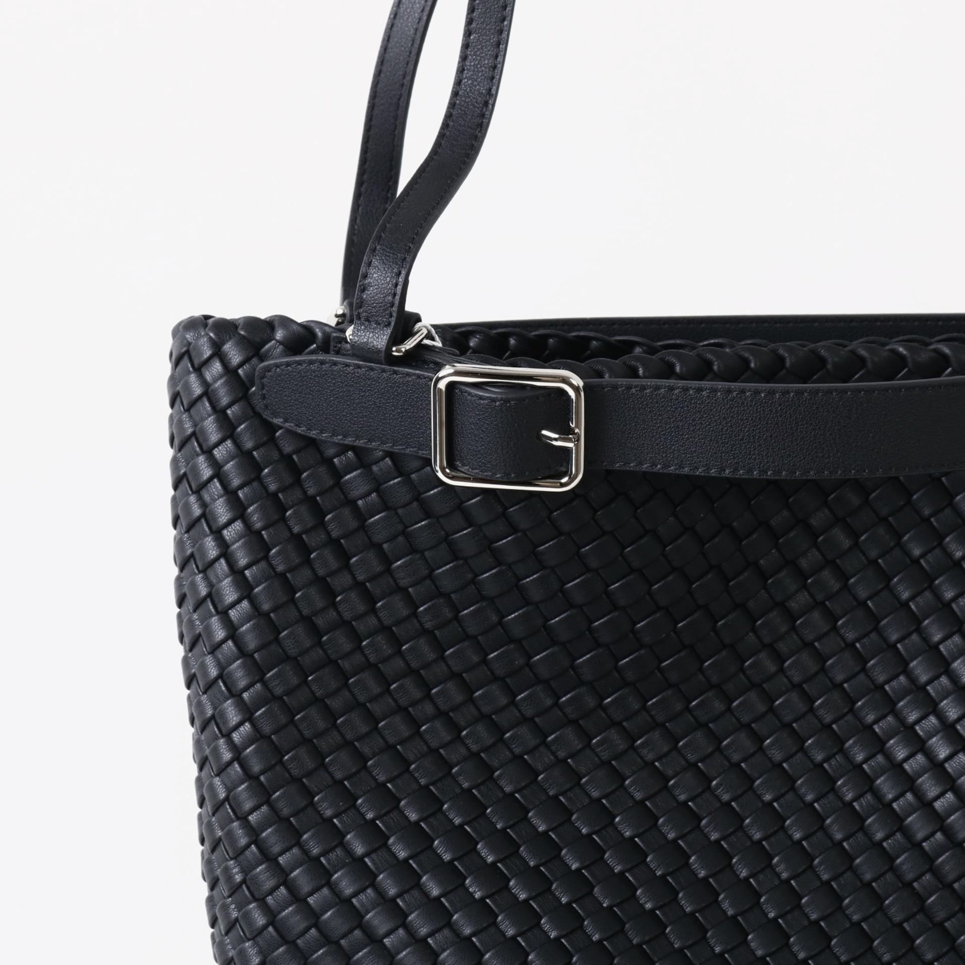 Elegant Woven Leather Shoulder Bag for Women Large Capacity Tote Stylish Durable Design Perfect for Everyday Use