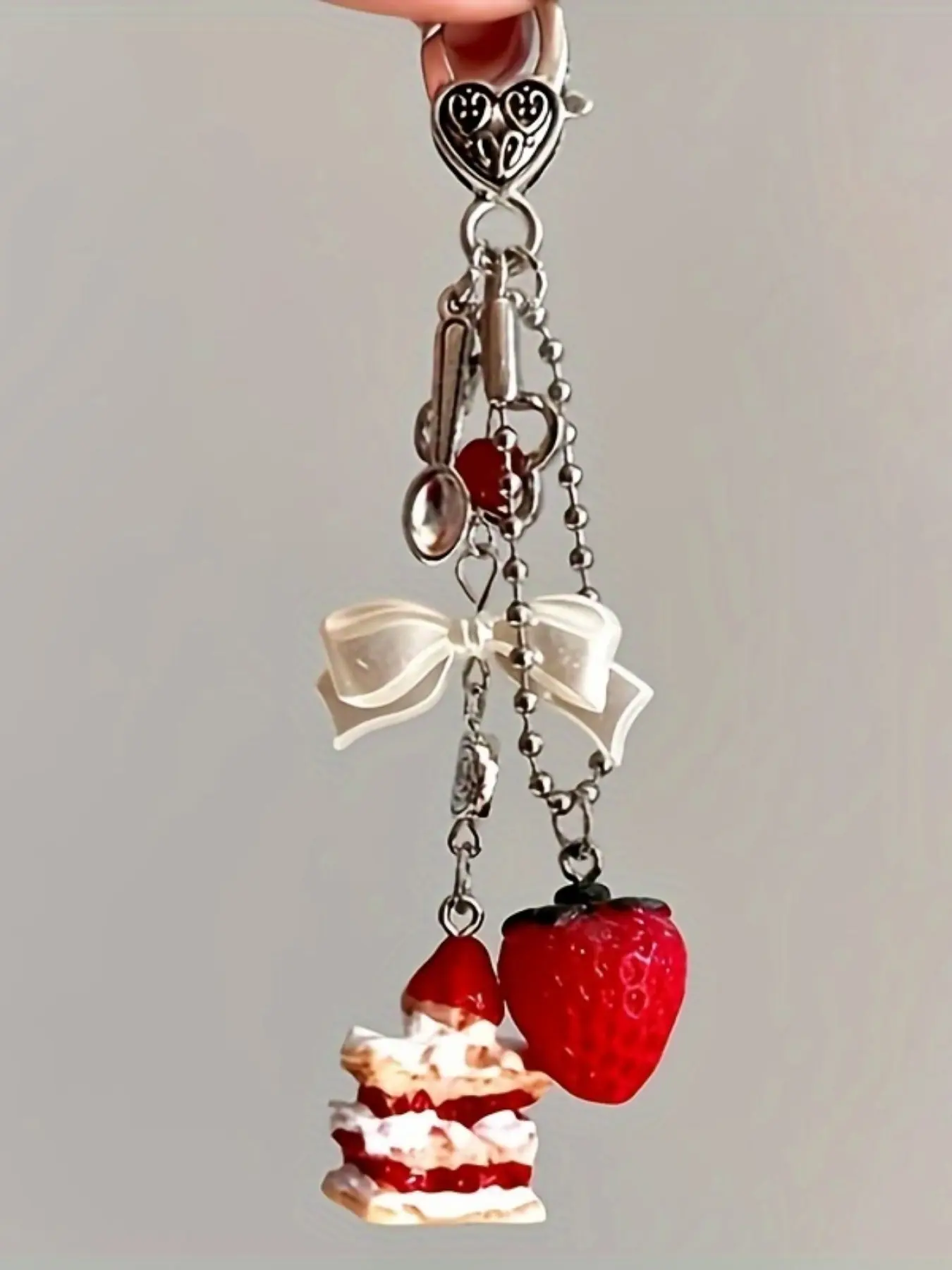 Cute Strawberry Cake Dessert Keychain, Fruit Keychain, Girly Keychain, Handmade Y2K Resin Cake Strawberry Charm Beaded Keyring for Women Creative Bow Heart Mobile Phone Lanyard Key Ring Bag Decoration Pendant Jewelry Accessories Gift