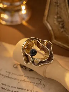 A stylish vintage distressed gold enamel wave-shaped brooch, suitable for daily wear, vacation dates, and other occasions, and also a delightful and exquisite little gift.