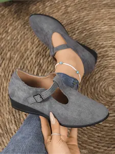 A pair of new large-size women's hollow-out breathable buckle wedge shoes for outdoor wear, simple, comfortable, lightweight, and suitable for daily commuting