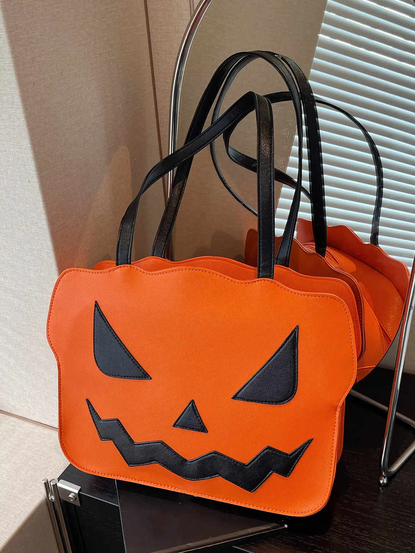 Fashionable ghost pumpkin shoulder bag, exquisite and trendy women's shoulder bag, trendy and versatile shoulder commuter bag, simple and niche design, aesthetic shoulder bag, suitable for Halloween costumes and role-playing scenes.