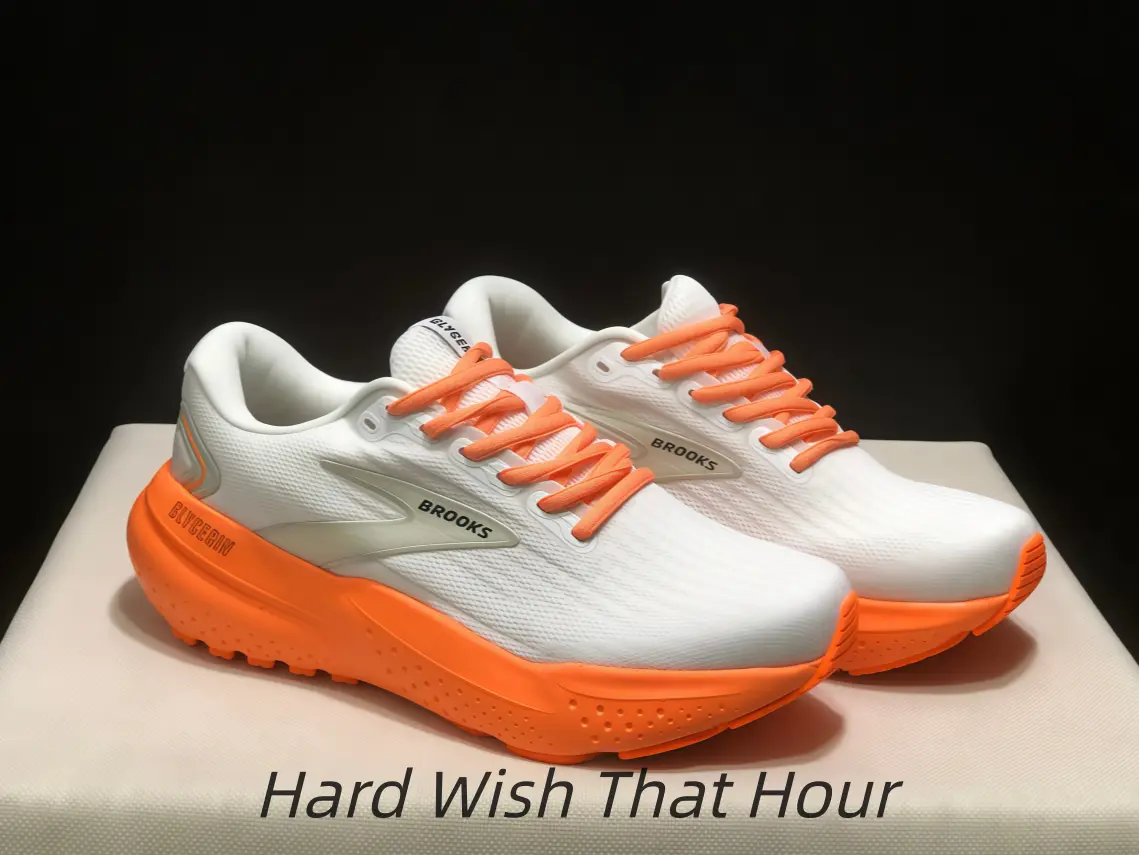 Multi-cavity hollow shock midsole, effectively absorbs pavement impact to fully protect knees during continuous runs