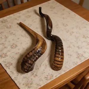 Resin Shofar Ram Horn Figurine, Curved & Spiral Single Sheep Horn Statue, Jewish Ritual Symbol Sculpture, Resin Spiritual Home Altar Tabletop Decor, Holiday Gift for Believers, Rosh Hashanah Yom Kippur Religious Festival Celebration, Religious Supplies