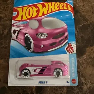 Hot Wheels Deora II Pink Car Model 1/64 Scale Collectible Toy for Kids Ages 3+