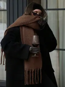 1pc Thick Macaroon Solid Color Fluffy Tassel Coffee Warm Scarf, Autumn/Winter Fashion Cold-Proof Couple Shawl, Soft & Comfortable Textured Blanket Scarf, Suitable For Daily Wear Keffiyeh