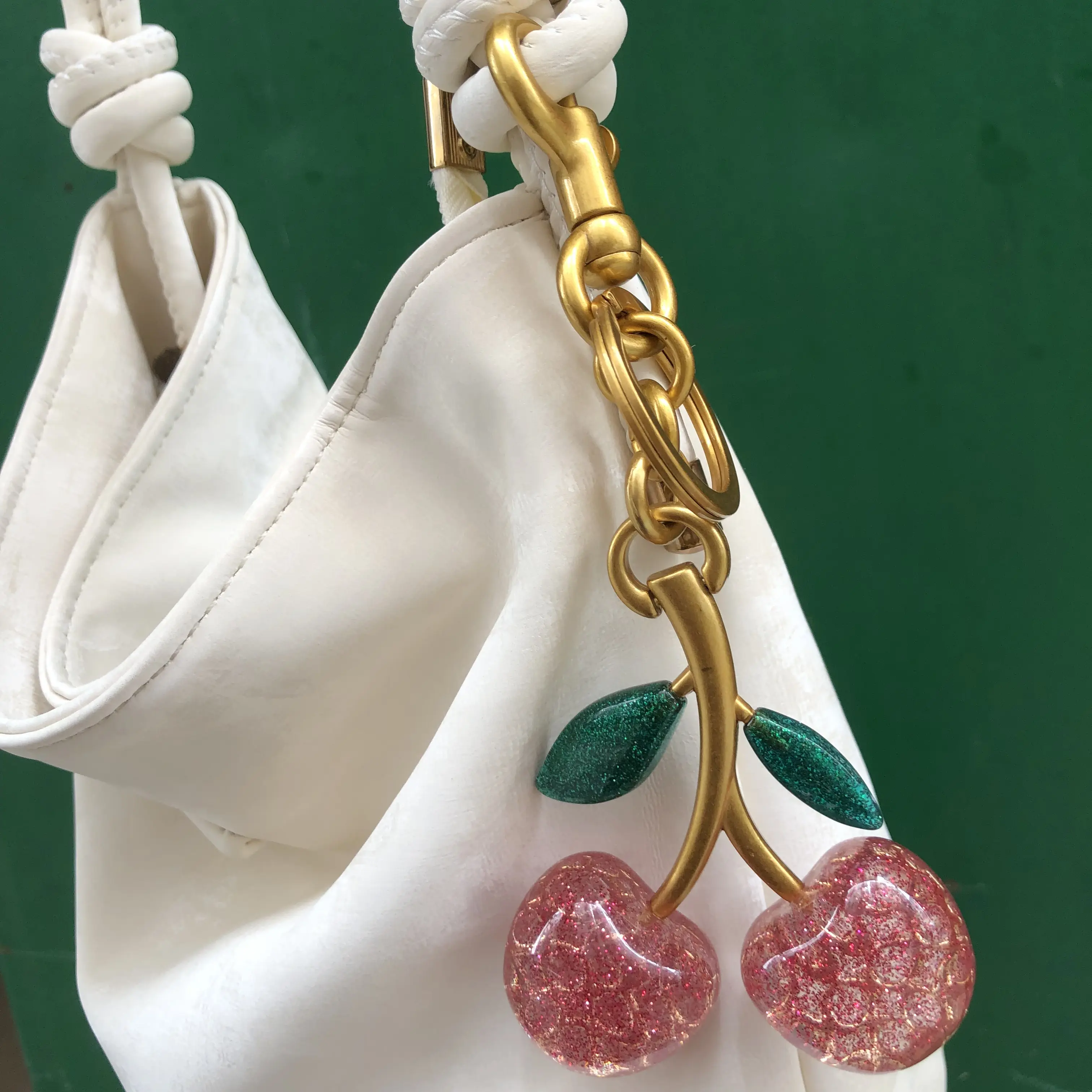 Women's Elegant Casual Keychain Jewelry - Watercolor Cherry Fruit Charm, Metal-Coated Buckle Key Charms for Everyday Fashion, Enhances Look of Bags Accessory