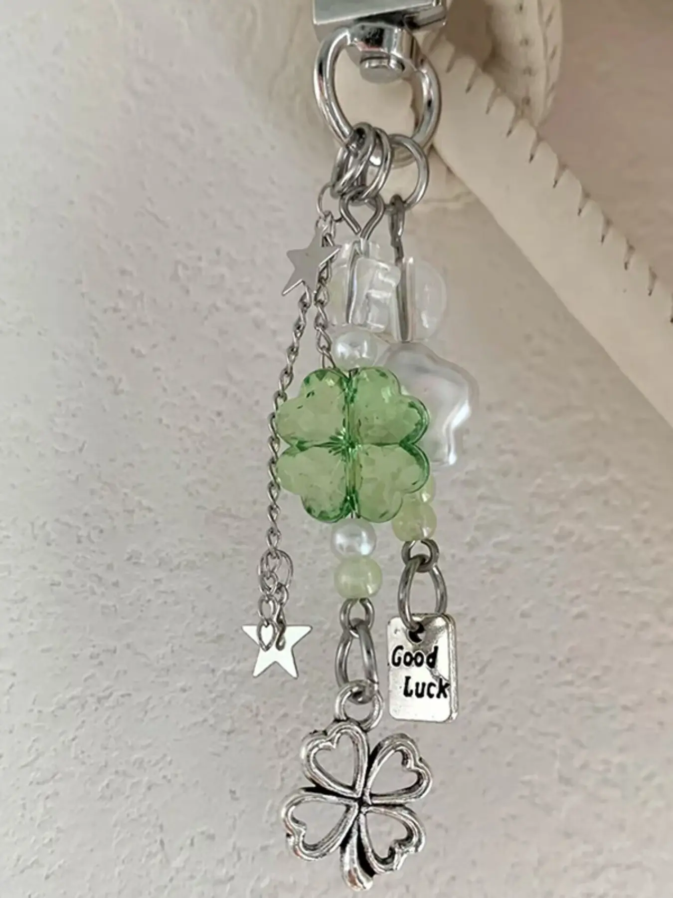 Lucky Clover Bag Charm Pendants, Good Luck & Bead Bag Chain Charms, Y2K Coquette Bag Decoration Keychain, Cute Girly Bag Pendant for Backpack Purse, Stylish Backpack Charm, Ideal for Dreamy & Lucky Style Lovers