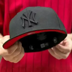 New Era New York Yankees Baseball Cap – Size 7 1/4  Snapback Hat Unisex Streetwear Hip Hop Style New Era Inspired