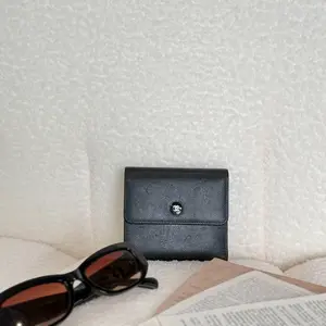 Pre-owned CHANEL short black silver wallet, 22 code