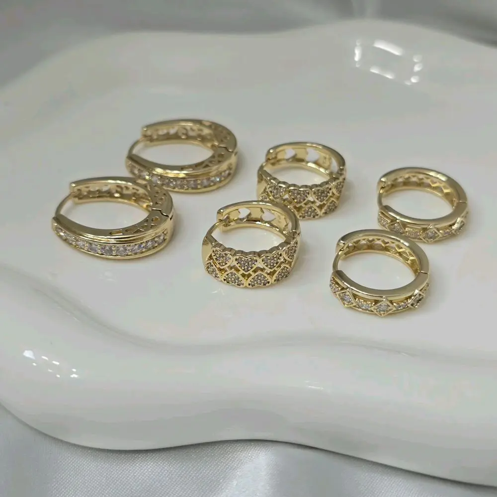 “Variety of small gold-plated hoop earrings. High-quality laminated finish, water-resistant and perfect for everyday wear. Elegant and timeless — an ideal gift for anniversaries, birthdays, or Christmas.”