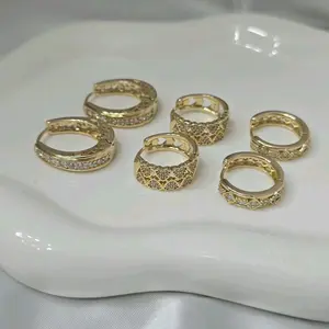 “Variety of small gold-plated hoop earrings. High-quality laminated finish, water-resistant and perfect for everyday wear. Elegant and timeless — an ideal gift for anniversaries, birthdays, or Christmas.”