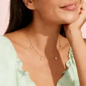 Sonline Golden Zircon Five Petal Necklace - Fashionable Women's Gold Jewelry Elegant Necklace for Birthdays & Anniversaries Perfect Gift