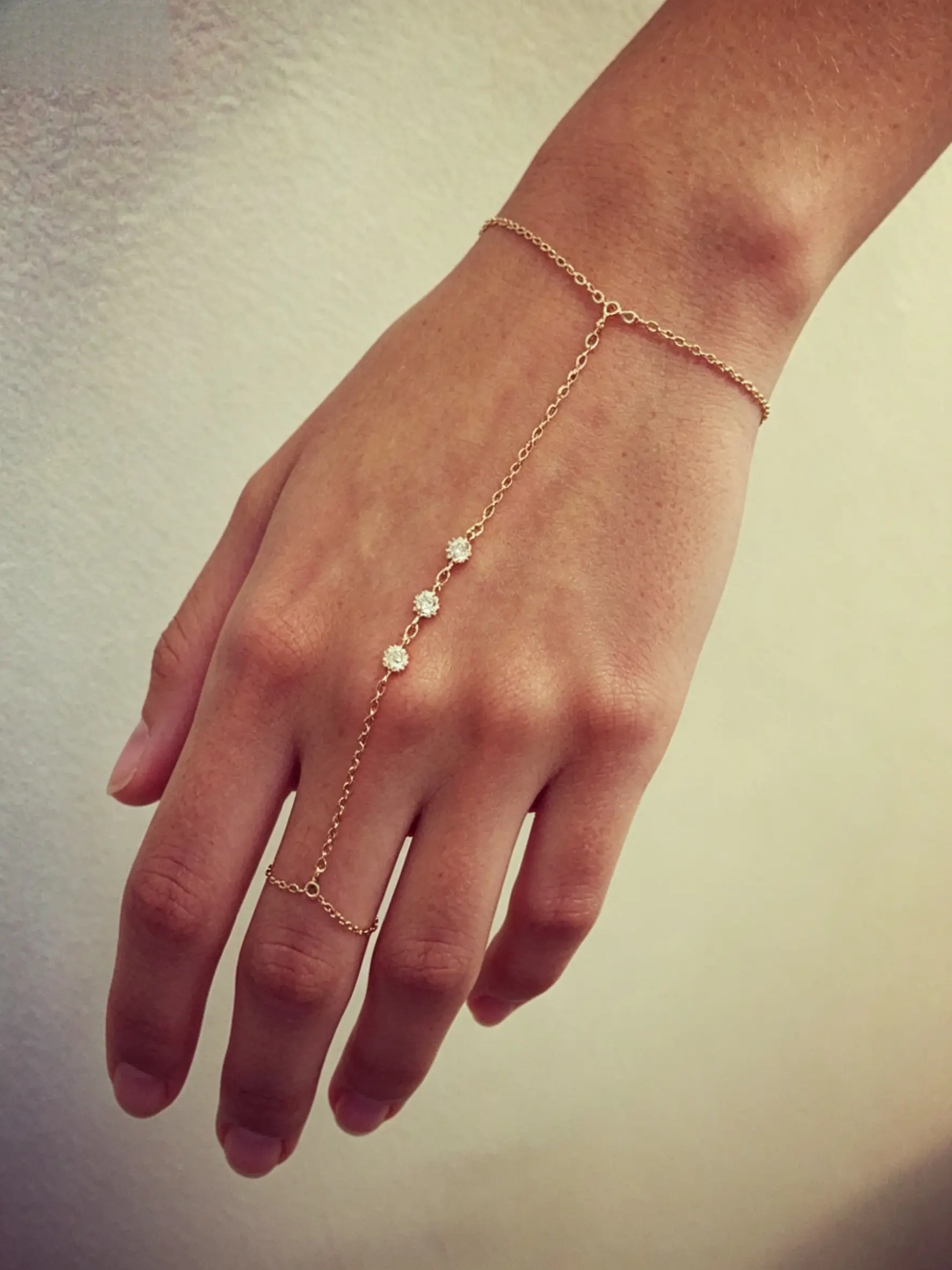 Elegant 3-Diamond Finger Cuff Bracelet for Women, Diamond Accents Design, /silver Color, Y2K Style, Bold Personality Jewelry Accessory, Diamond Encrusted Bracelet