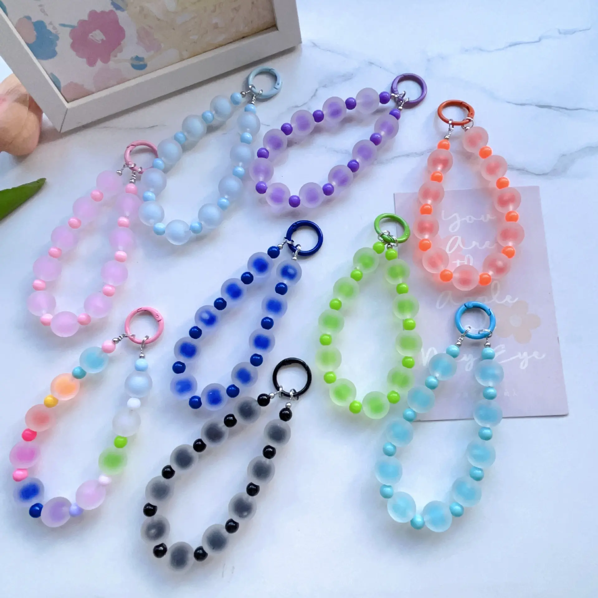 New dopamine-style matte-finish beaded phone lanyard with anti-loss feature; can also be used as a handheld keychain, bag charm, or water bottle strap/hanging accessory