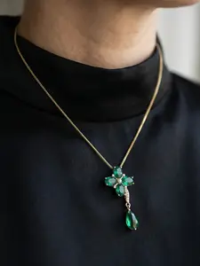 A light luxury style Fashion emerald four leaf clover pull-out necklace, with a gold pendant and water droplet pendant, exquisite and dynamic, suitable for various scenarios such as daily commuting, dating, and light business.